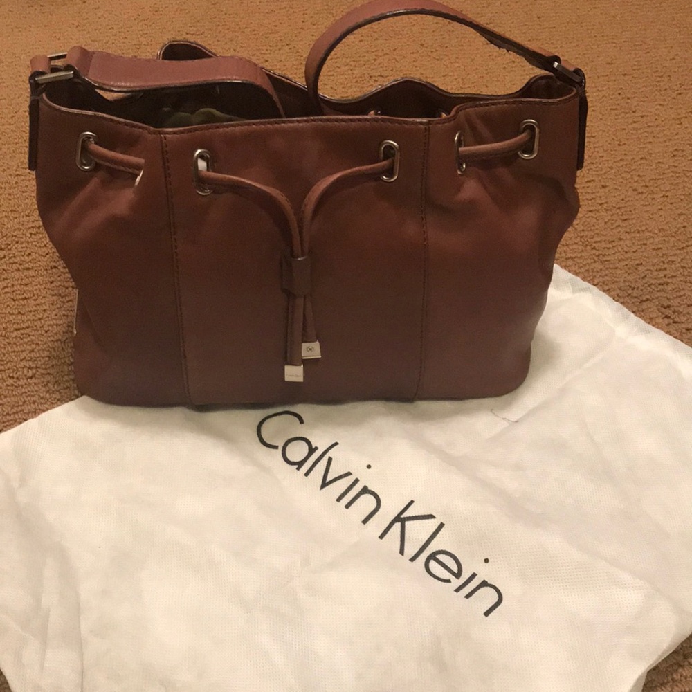 Calvin Klein Leather Shoulder 👜